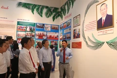 Các đại biểu tham quan khu trưng bày chuyên đề Trương Vĩnh Trọng - trọn nghĩa vẹn tình. (Ảnh: Chương Đài/TTXVN)