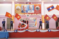Tiết mục văn nghệ tri ân tới các thầy, cô giáo tại buổi lễ. (Ảnh: Đỗ Bá Thành/TTXVN)
