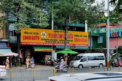 Công an kiểm tra trụ sở Công ty Thành Bưởi. (Ảnh: Thành Chung/TTXVN) 