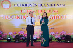 Phó Chủ tịch nước Võ Thị Ánh Xuân tặng quà cho Hội Khuyến học Việt Nam. (Nguồn: Báo Nhân dân)