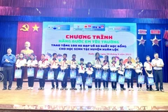 Đoàn Thanh niên TTXVN khu vực phía Nam trao 50 suất học bổng cho các em học sinh có hoàn cảnh khó khăn vươn lên trong học tập tại huyện Xuân Lộc, Đồng Nai. (Ảnh: Lê Xuân/TTXVN)