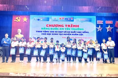 Đoàn Thanh niên TTXVN khu vực phía Nam trao 50 suất học bổng cho các em học sinh có hoàn cảnh khó khăn vươn lên trong học tập tại huyện Xuân Lộc, Đồng Nai. (Ảnh: Lê Xuân/TTXVN)