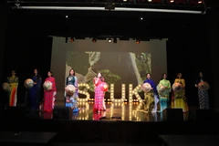 Tiết mục áo dài Việt Nam được các sinh viên Việt Nam biểu diễn tại sự kiện. (Ảnh: Hải Vân/Vietnam+) 