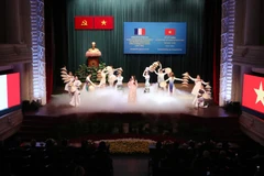 Chương trình biểu diễn văn nghệ chào mừng tại lễ kỷ niệm 50 năm thiết lập quan hệ ngoại giao Việt Nam-Pháp ở Thành phố Hồ Chí Minh . (Ảnh: Xuân Khu/TTXVN) 