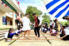 Chủ tịch Thượng viện Vương quốc Bỉ Stephanie D’Hose giao lưu, nhảy sạp với học sinh Trường Trung học Cơ sở Húc, huyện Hướng Hóa, Quảng Trị. (Ảnh: Nguyên Linh/TTXVN) 