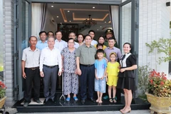 Thủ tướng Phạm Minh Chính với người dân Khu tái định cư Dự án di dời dân cư giải phóng mặt bằng khu vực I Kinh Thành Huế. (Ảnh: Dương Giang/TTXVN) 