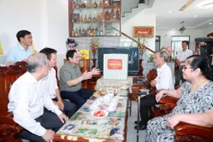 Thủ tướng Phạm Minh Chính thăm, động viên người dân Khu tái định cư Dự án di dời dân cư giải phóng mặt bằng khu vực I Kinh Thành Huế. (Ảnh: Dương Giang/TTXVN) 