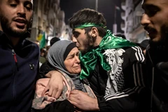 Một tù nhân Palestine, được trả tự do theo thỏa thuận ngừng bắn, gặp lại người thân ở Ramallah, Bờ Tây ngày 26/11/2023. (Nguồn: AFP/TTXVN) 