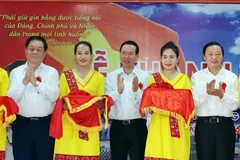 Chủ tịch nước Võ Văn Thưởng cùng các đại biểu cắt băng khánh thành Đài phát sóng AM/DRM khu vực Nam Trung Bộ. (Ảnh: Thống Nhất/TTXVN) 