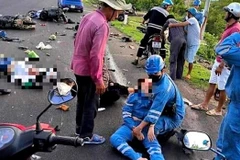 Hiện trường vụ tai nạn ôtô tông một loạt xe máy ở Bình Thuận. (Nguồn: Công an Nhân dân)