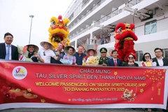 Lễ đón các du khách đầu tiên đến xông đất Đà Nẵng bằng đường biển. (Ảnh: Trần Lê Lâm/TTXVN) 