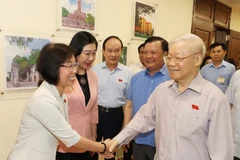 Tổng Bí thư Nguyễn Phú Trọng và các đại biểu tại cuộc tiếp xúc cử tri tại quận Ba Đình. (Ảnh: Trí Dũng/TTXVN) 