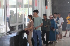 Công dân làm thủ tục nhập cảnh vào Việt Nam tại Cửa khẩu Quốc tế Tà Lùng (Cao Bằng). (Ảnh: Chu Hiệu/TTXVN)