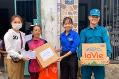 Chị Trịnh Thị Hoài Thương (Bí thư Đoàn phường Hòa Phát, quận Cẩm Lệ, thành phố Đà Nẵng) tham gia tích cực các hoạt động xã hội (người mặc áo Đoàn). (Ảnh: TTXVN phát)