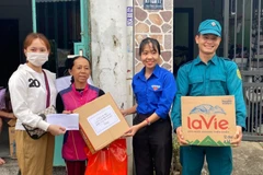Chị Trịnh Thị Hoài Thương (Bí thư Đoàn phường Hòa Phát, quận Cẩm Lệ, thành phố Đà Nẵng) tham gia tích cực các hoạt động xã hội (người mặc áo Đoàn). (Ảnh: TTXVN phát)