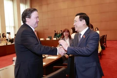 Chủ tịch Quốc hội Vương Đình Huệ với các đại biểu. (Ảnh: Doãn Tấn/TTXVN)