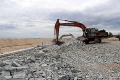 Thi công phần mái kè bờ tại Dự án xử lý sạt lở bờ biển đoạn qua xã Phú Thuận, Phú Hải thuộc huyện Phú Vang (tỉnh Thừa Thiên-Huế). (Ảnh: Đỗ Trưởng/TTXVN) 