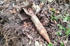 Quả bom còn nguyên cánh hình cánh quạt, có đầu nhọn khá sắc. (Ảnh: TTXVN phát)