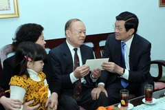 Chủ tịch nước Trương Tấn Sang đến thăm và chúc Tết gia đình Nghệ sỹ Nhân dân, Đạo diễn Điện ảnh Bùi Đình Hạc nhân dịp Xuân Giáp Ngọ 2014 (ngày 22/1/2014, tại Hà Nội). (Ảnh: Nguyễn Khang/TTXVN)