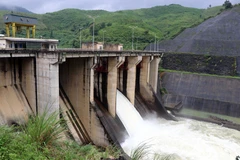 Nhà máy thuỷ điện A Lưới xả nước về hạ du. (Ảnh: Đỗ Trưởng/TTXVN)