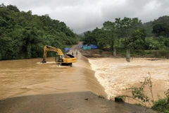 Nước sông dâng cao tại cầu tràn thôn Trăng tà Puồng, xã Hướng Lập (huyện Hướng Hóa, tỉnh Quảng Trị). (Ảnh: TTXVN phát) 