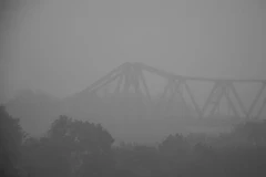 Cầu Long Biên mờ mịt trong sương mù. (Ảnh: Minh Sơn/Vietnam+)