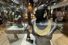 Trang sức vàng được trưng bày tại triển lãm ở Cairo, Ai Cập, ngày 28/11/2023. (Ảnh: THX/TTXVN) 