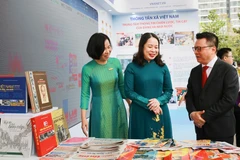 Phó Chủ tịch nước Võ Thị Ánh Xuân thăm gian trưng bày các ấn phẩm báo chí của Thông tấn xã Việt Nam tại Hội báo toàn quốc năm 2022. (Ảnh: TTXVN)