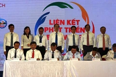 Lãnh đạo 6 tỉnh vùng Đông Nam Bộ ký kết liên kết phát triển du lịch vùng Đông Nam Bộ. (Ảnh: Lê Đức Hoảnh/TTXVN) 