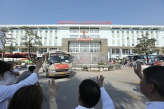 Hình ảnh tập thể lãnh đạo, nhân viên y tế Bệnh viện K tiễn đoàn xe đưa bệnh nhân và người nhà về quê đón tết. (Ảnh: Minh Quyết/TTXVN) 