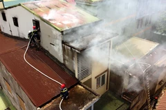 Lực lượng Cảnh sát Phòng cháy chữa cháy và tìm kiếm cứu hộ Công an tỉnh Quảng Trị tiếp cận hiện trường, nỗ lực dập tắt ngọn lửa. (Ảnh: Nguyên Linh/TTXVN)