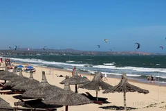 Biển Mũi Né luôn thu hút đông đảo du khách đến nghỉ dưỡng và chơi các môn thể thao trên biển. (Ảnh: Hồng Hiếu/TTXVN) 