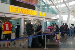 Hành khách tại sân bay Ngurah Rai trên đảo Bali, Indonesia. (Ảnh: AFP/TTXVN) 