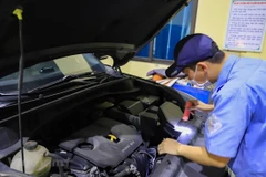 Nhân viên đăng kiểm tiến hành các quy trình kiểm định xe cơ giới. (Ảnh: Hoài Nam/Vietnam+) 