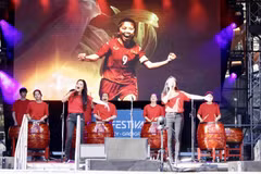 Màn trình diễn của nhóm Viet Bamboo khuấy động không khí trận mở màn World Cup 2023 của Đội tuyển Bóng đá Nữ Việt Nam. (Ảnh: Nhóm phóng viên TTXVN tại Australia)