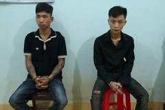 Hai đối tượng tại cơ quan công an. (Ảnh: TTXVN phát)