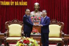 Bí thư Thành ủy Đà Nẵng Nguyễn Văn Quảng tặng quà lưu niệm cho Thứ trưởng Ban Tuyên truyền Trung ương Đảng cộng sản Trung Quốc Tôn Nghiệp Lễ. (Ảnh: Quốc Dũng/TTXVN)