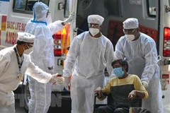 Chuyển bệnh nhân nhiễm COVID-19 tới bệnh viện ở Mumbai, Ấn Độ. (Ảnh: AFP/TTXVN) 