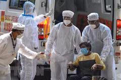 Chuyển bệnh nhân nhiễm COVID-19 tới bệnh viện ở Mumbai, Ấn Độ. (Ảnh: AFP/TTXVN) 