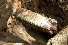 Đưa quả bom vào vị trí hủy nổ. (Ảnh: TTXVN phát)