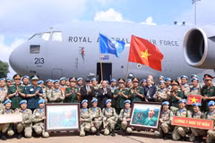 Chủ tịch nước Võ Văn Thưởng với các lực lượng lên đường thực hiện nhiệm vụ Gìn giữ Hòa bình Liên hợp quốc tại Nam Sudan. (Ảnh: Thống Nhất/TTXVN)