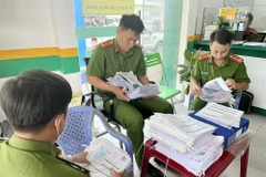 Lực lượng công an kiểm tra tại trụ sở chính của Công ty F88 ở địa chỉ 414, Quốc lộ 91, thị trấn Cái Dầu, huyện Châu Phú, tỉnh An Giang. (Ảnh: Công Mạo/TTXVN)