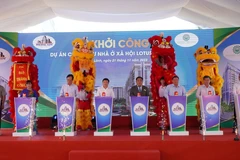 Lãnh đạo tỉnh Đồng Tháp và chủ đầu tư thực hiện nghi thức khởi công xây dựng dự án nhà ở xã hội Mỹ Phú-Lotus Garden. (Ảnh: Nhựt An/TTXVN) 