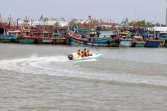 Cán bộ, chiến sỹ đồn Biên phòng Rạch Gốc (Bộ đội Biên phòng tỉnh Cà Mau) tuần tra, kiểm soát trên vùng cửa biển Cà Mau. (Ảnh: Hồng Đạt/TTXVN)