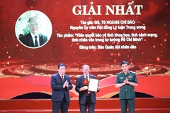Đại tướng Phan Văn Giang, Ủy viên Bộ Chính trị, Bộ trưởng Bộ Quốc phòng và ông Nguyễn Xuân Thắng, Ủy viên Bộ Chính trị, Giám đốc Học viện Chính trị quốc gia Hồ Chí Minh, Chủ tịch Hội đồng Lý luận Trung ương trao giải Nhất cho Giáo sư, tiến sỹ Hoàng Chí Bả