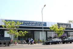 Cơ quan Cảnh sát điều tra Bộ Công an, Viện Kiểm sát Nhân dân Tối cao và các cơ quan chức năng kiểm tra hiện trạng tại Ban quản lý Khu đô thị du lịch biển Phan Thiết. (Ảnh: Nguyễn Thanh/TTXVN) 