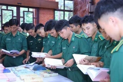 Học viên Học viện Biên phòng tìm hiểu về cuốn sách. (Ảnh: Văn Điệp/TTXVN) 