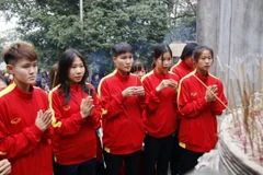 Các cầu thủ Đội tuyển Bóng đá nữ U20 Việt Nam dâng hương tưởng niệm các Vua Hùng tại Đền Thượng. (Ảnh: Trung Kiên/TTXVN) 