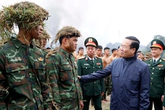 Chủ tịch nước Võ Văn Thưởng thăm hỏi, động viên bộ đội đặc công tại thao trường huấn luyện. (Ảnh: Thống Nhất/TTXVN)
