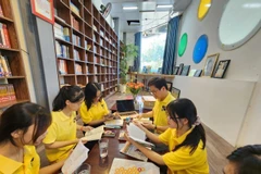 Các bạn trẻ đọc sách tại Không gian đọc Yên. (Ảnh: TTXVN phát)